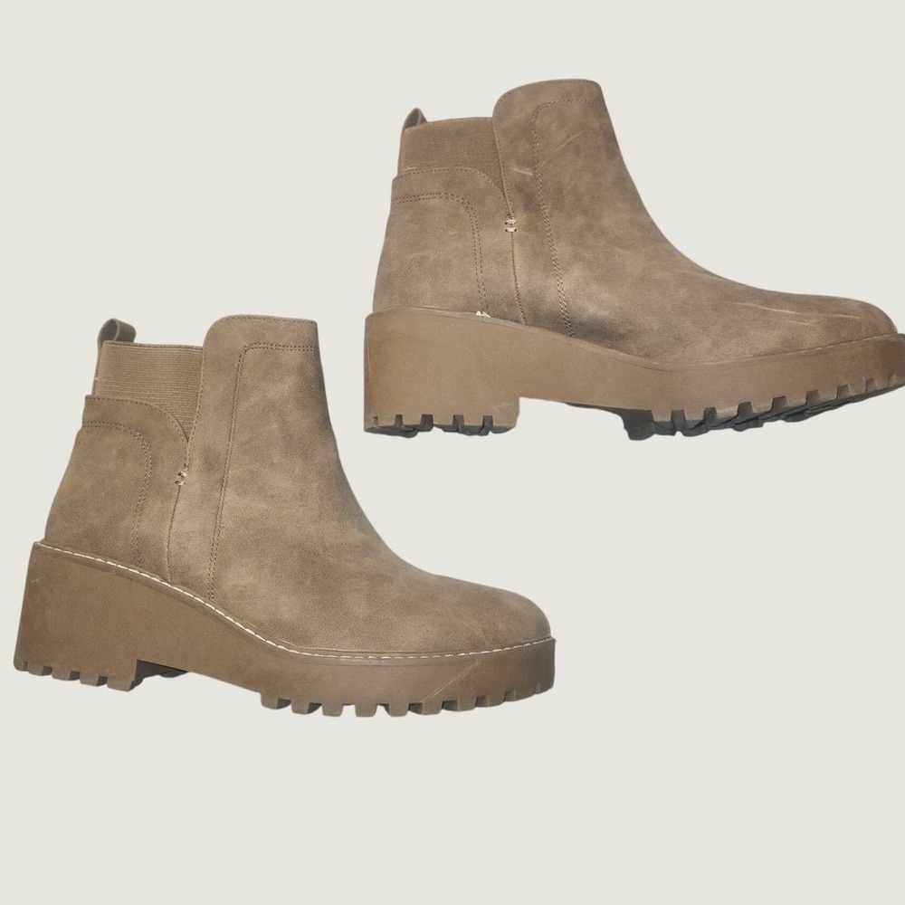 DV Dolce Vita Rancher Taupe Faux Suede Lug Sole Platform Chelsea Boots Womens 10